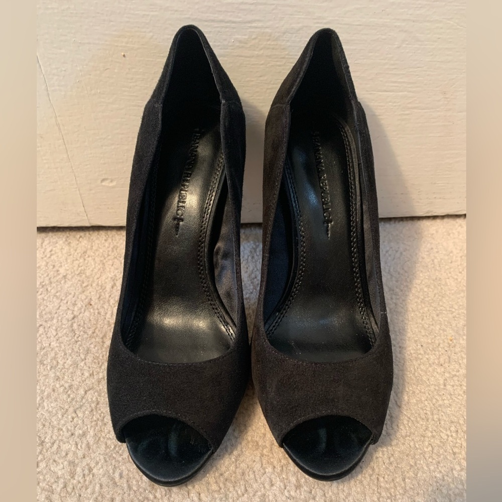 Banana republic black suede pumps